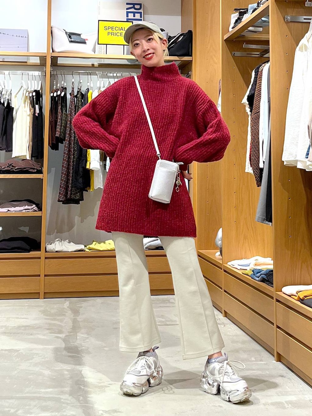 グレー系のその他パンツ、レッド系のチュニック、シルバー系の財布を着用したレディースの秋コーディネートの2枚目の写真
