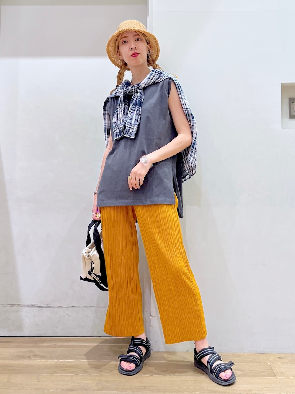 「BAYFLOW(BAYFLOW)、ハット、Tシャツ、ノースリーブ、チェックシャツ、チェック、トートバッグ、ショルダーバッグ、プリーツパンツ、サンダル、New Balance、春色、きれいめカジュアル、休日スタイル、ニューバランス」｜「BAYFLOWのフリンジザツザイハット（ハット、ベージュ系）」を使った、TAMUさん（レディース・171cm）の冬コーディネートの2枚目の写真
