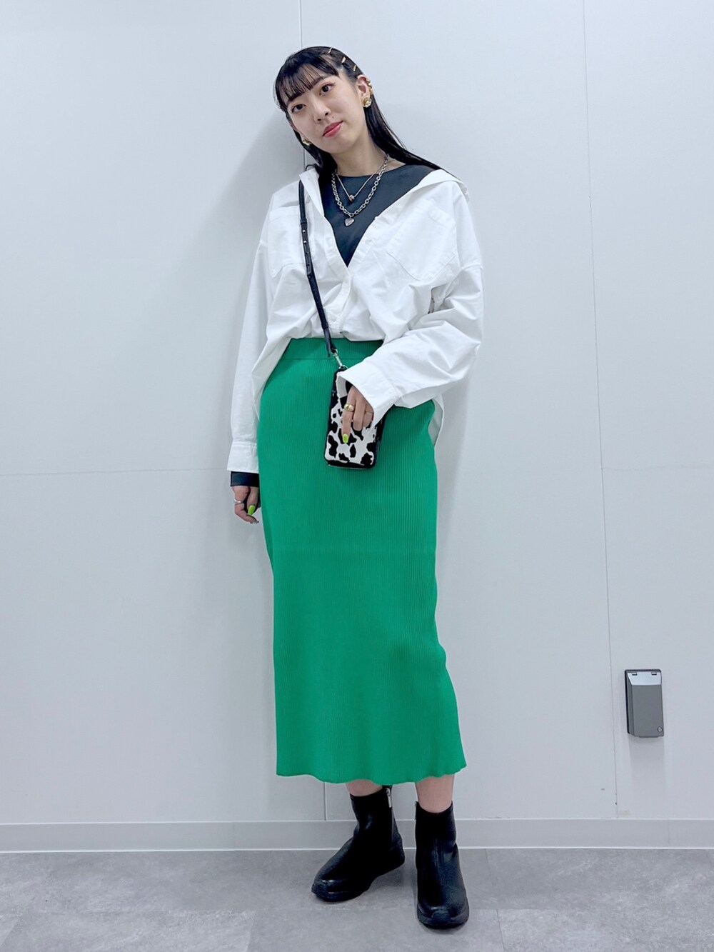 「BAYFLOW(BAYFLOW)、ロンT、シャツスタイル、スカート、大人カジュアル、ショルダーバッグ、休日スタイル、ビッグシルエット、お出かけコーデ、休日コーデ」｜「BAYFLOWのグラフィックロンＴ（Tシャツ/カットソー、グレー系）」を使った、TAMUさん（レディース・171cm）の夏コーディネートの9枚目の写真