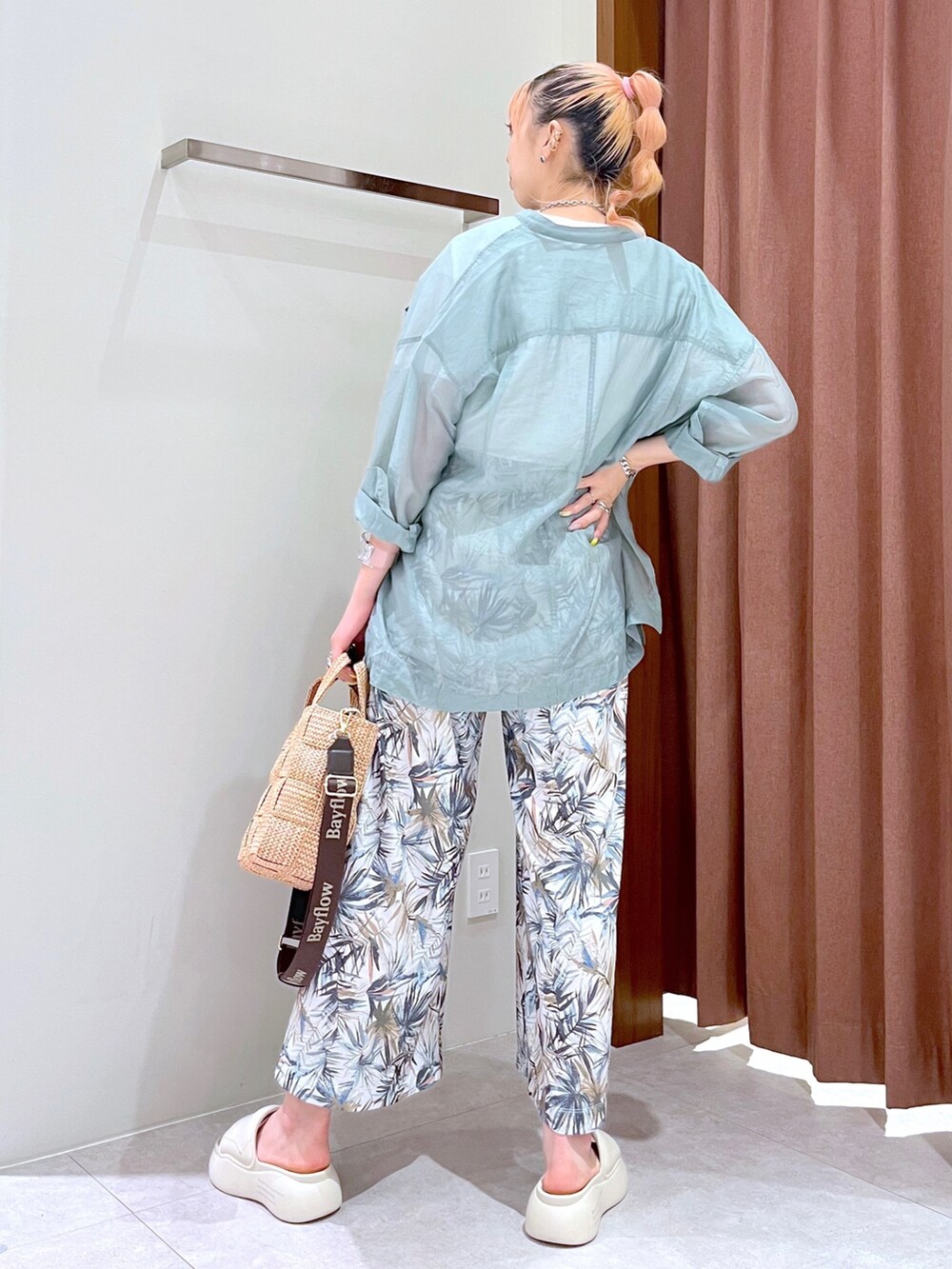 ホワイト系のTシャツ/カットソー、グリーン系のシャツ/ブラウス、グリーン系のその他パンツを着用したレディースの夏コーディネートの6枚目の写真