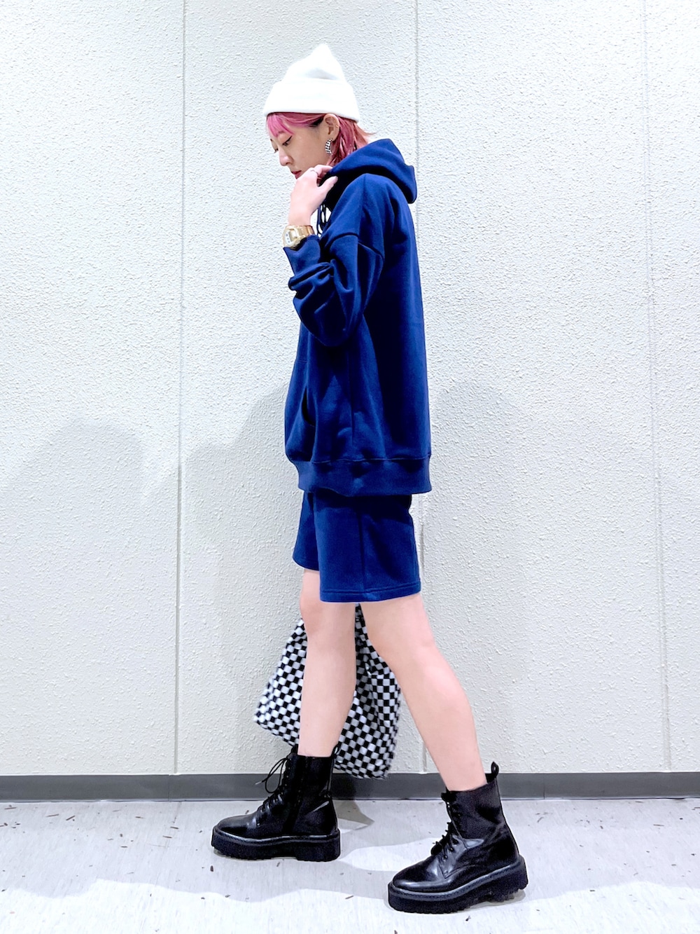 「PAGEBOY、ストリート、メンズライク、セットアップ、ニット帽、ブーツ、厚底シューズ、冬コーデ、休日スタイル、スウェットパンツ、ハーフパンツ、チェック柄に恋してる、シンプルコーデ、スクエアバッグ、マイベストコーデ2021」｜「PBLIMの【PAGEBOYLIM】ウラキモウカラーパーカー（パーカー、ブルー系）」を使った、TAMUさん（レディース・172cm）の冬コーディネートの3枚目の写真