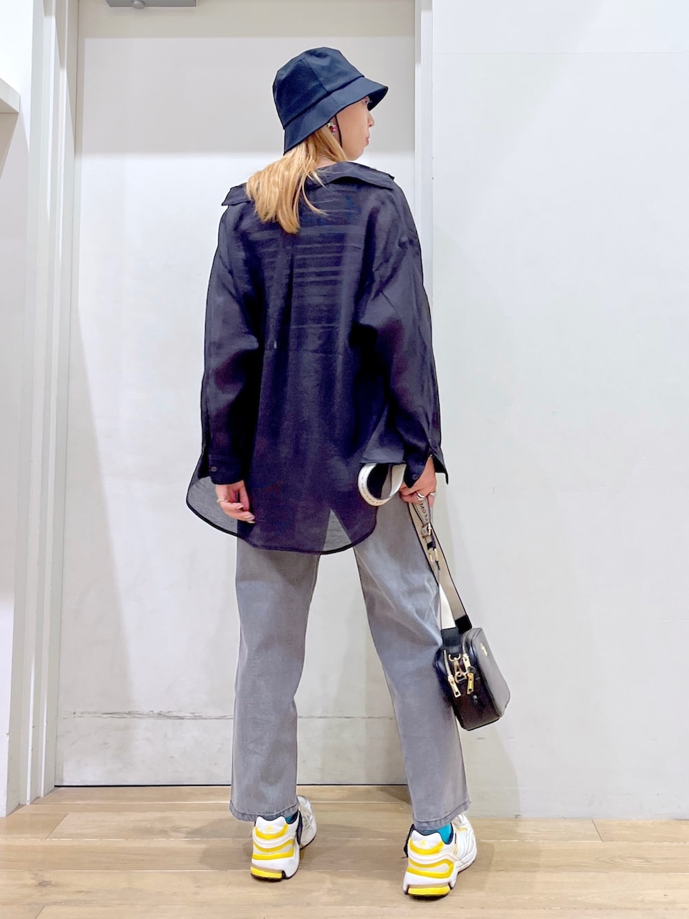 「BAYFLOW(BAYFLOW)、バケットハット、シアーシャツ、シャツスタイル、ボーダー、タンクトップ、ハイウエスト、ウエストマーク、デニム、デニムパンツ、ショルダーバッグ、ミニバッグ、厚底シューズ、スニーカー、adidas」｜「BAYFLOWのミニヘリンボンバケットハット（ハット、ブルー系）」を使った、TAMUさん（レディース・171cm）の冬コーディネートの5枚目の写真
