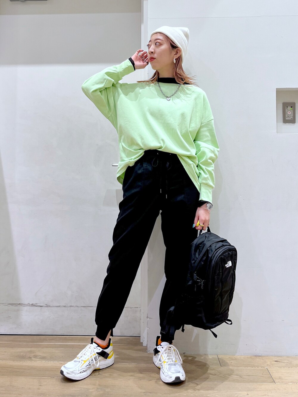 ブラック系のTシャツ/カットソー、グリーン系のTシャツ/カットソー、ブラック系のその他パンツを着用したレディースの冬コーディネートの2枚目の写真