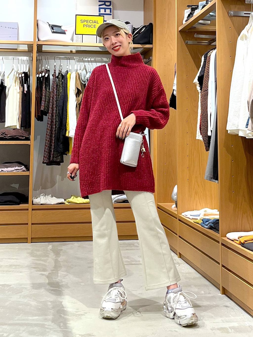 グレー系のその他パンツ、レッド系のチュニック、シルバー系の財布を着用したレディースの秋コーディネートの3枚目の写真