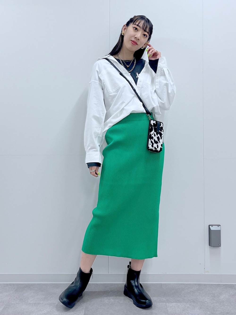 「BAYFLOW(BAYFLOW)、ロンT、シャツスタイル、スカート、大人カジュアル、ショルダーバッグ、休日スタイル、ビッグシルエット、お出かけコーデ、休日コーデ」｜「BAYFLOWのグラフィックロンＴ（Tシャツ/カットソー、グレー系）」を使った、TAMUさん（レディース・171cm）の夏コーディネートの2枚目の写真