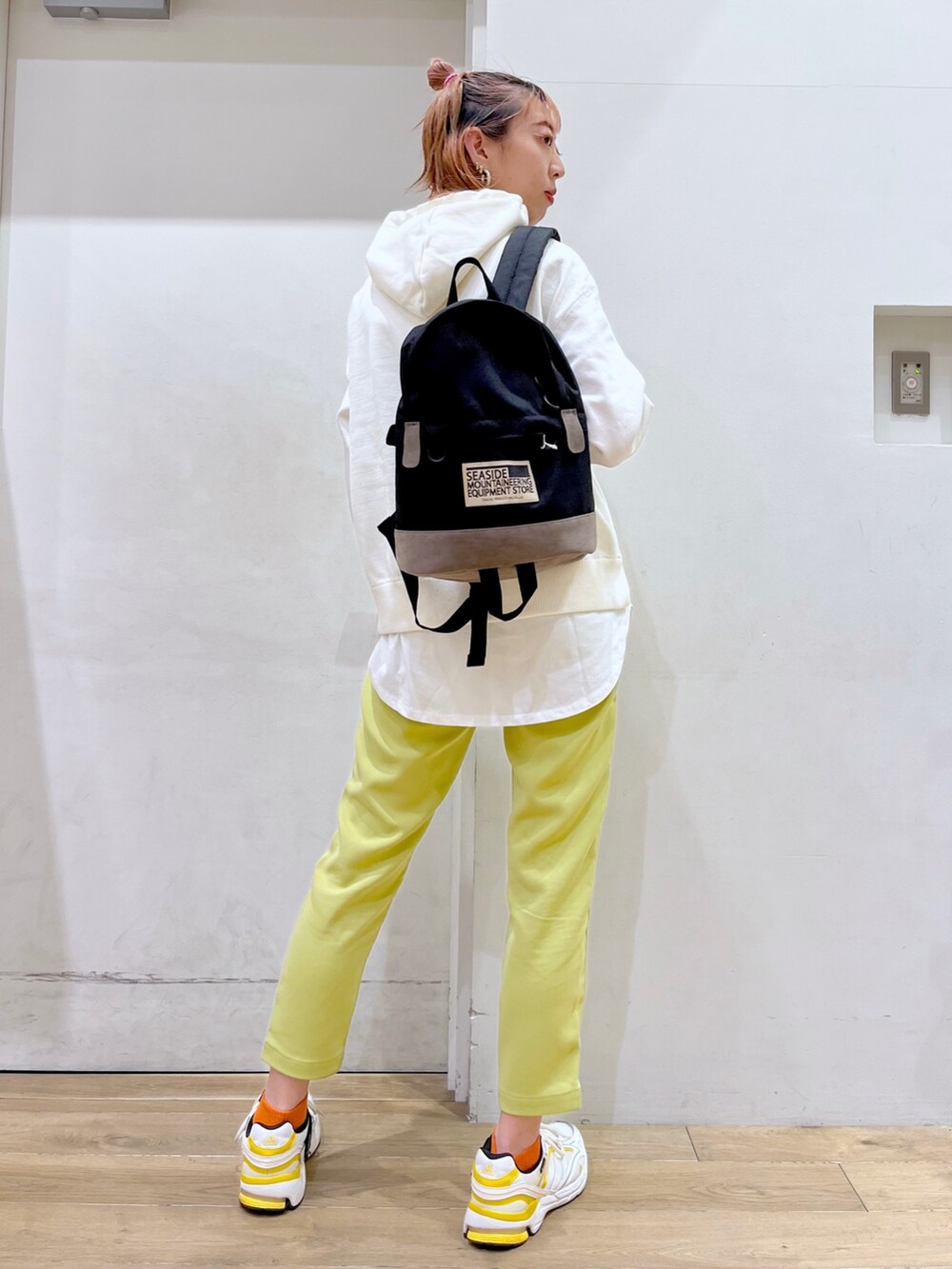 ホワイト系のパーカー、ホワイト系のTシャツ/カットソー、ホワイト系のスニーカーを着用したレディースの冬コーディネートの7枚目の写真