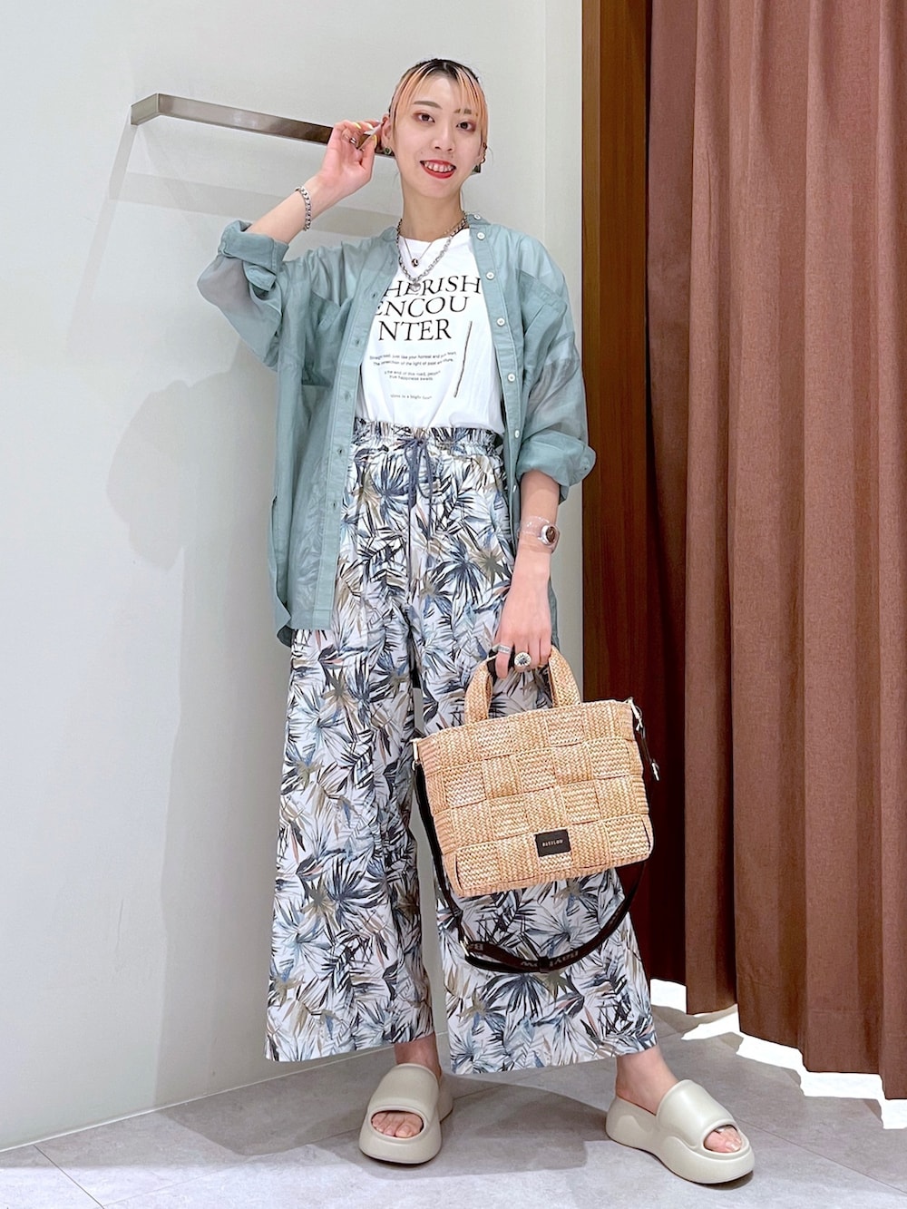 ホワイト系のTシャツ/カットソー、グリーン系のシャツ/ブラウス、グリーン系のその他パンツを着用したレディースの夏コーディネートの9枚目の写真