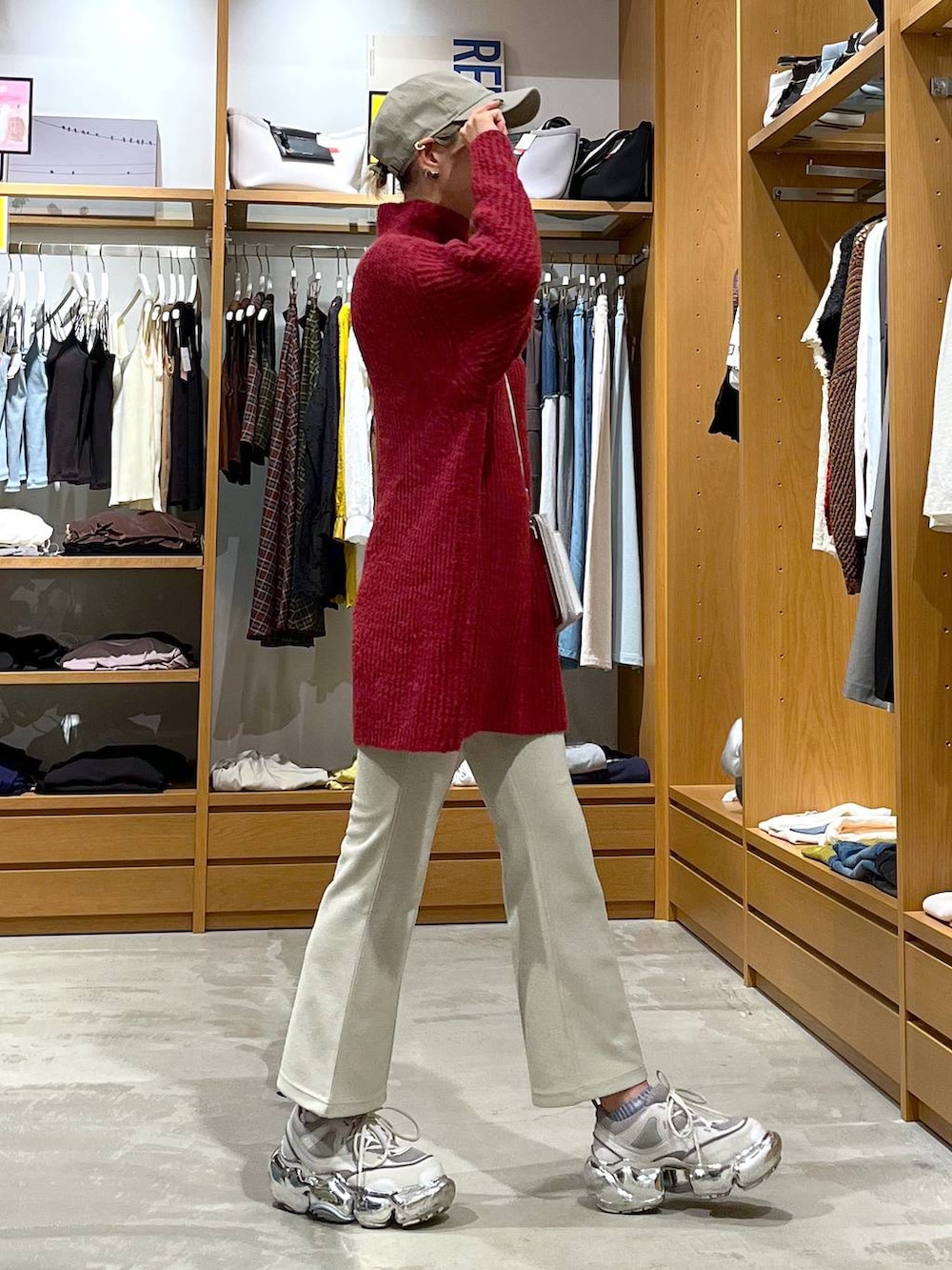グレー系のその他パンツ、レッド系のチュニック、シルバー系の財布を着用したレディースの秋コーディネートの7枚目の写真
