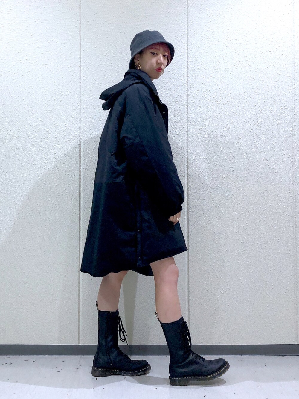 ブラック系のTシャツ/カットソー、ブラック系のブルゾン、ピンク系のその他パンツを着用したレディースの秋コーディネートの4枚目の写真