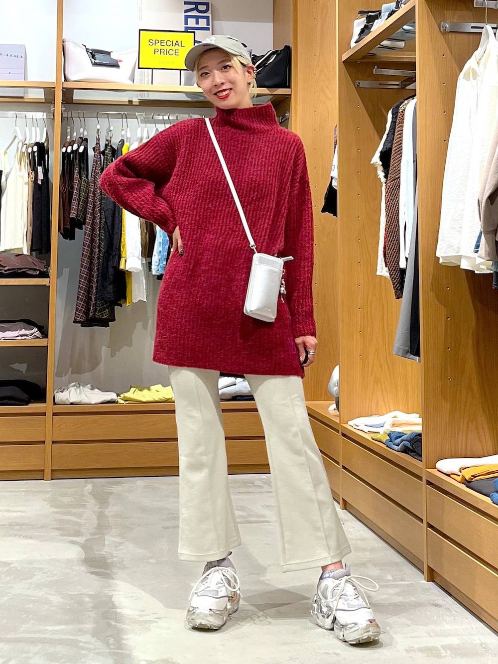 グレー系のその他パンツ、レッド系のチュニック、シルバー系の財布を着用したレディースの秋コーディネートの8枚目の写真