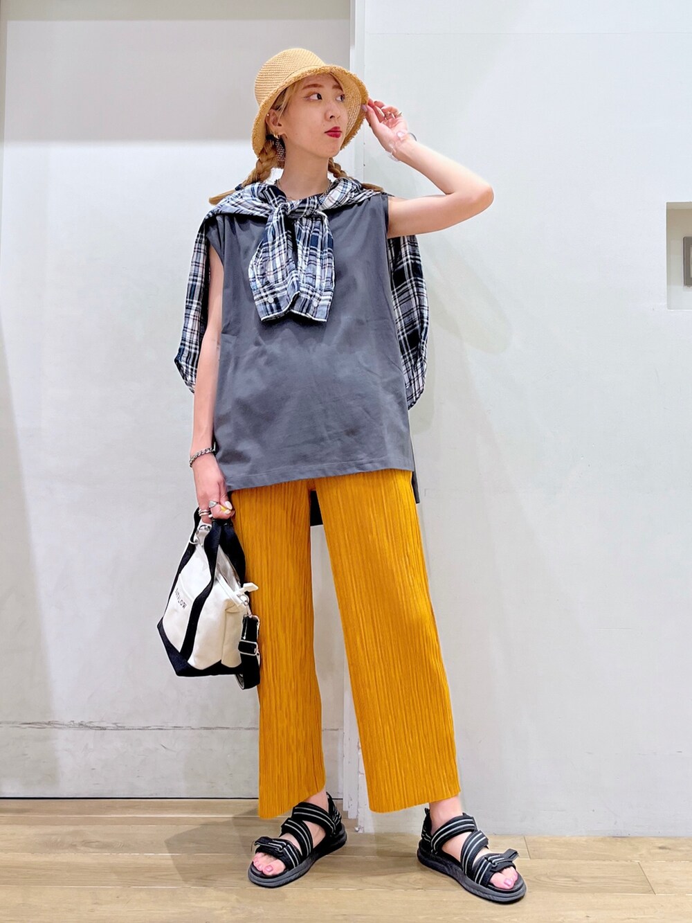 「BAYFLOW(BAYFLOW)、ハット、Tシャツ、ノースリーブ、チェックシャツ、チェック、トートバッグ、ショルダーバッグ、プリーツパンツ、サンダル、New Balance、春色、きれいめカジュアル、休日スタイル、ニューバランス」｜「BAYFLOWのフリンジザツザイハット（ハット、ベージュ系）」を使った、TAMUさん（レディース・171cm）の冬コーディネートの3枚目の写真