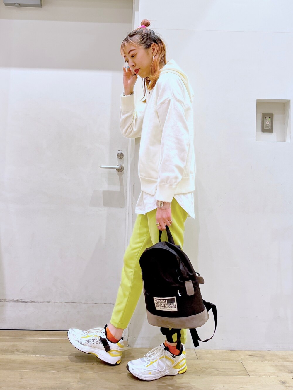 ホワイト系のパーカー、ホワイト系のTシャツ/カットソー、ホワイト系のスニーカーを着用したレディースの冬コーディネートの3枚目の写真