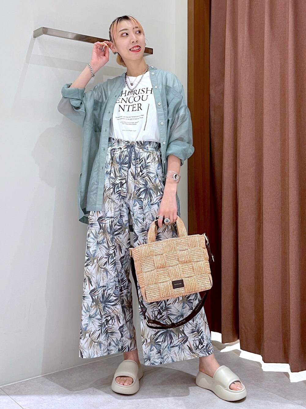 ホワイト系のTシャツ/カットソー、グリーン系のシャツ/ブラウス、グリーン系のその他パンツを着用したレディースの夏コーディネートの3枚目の写真