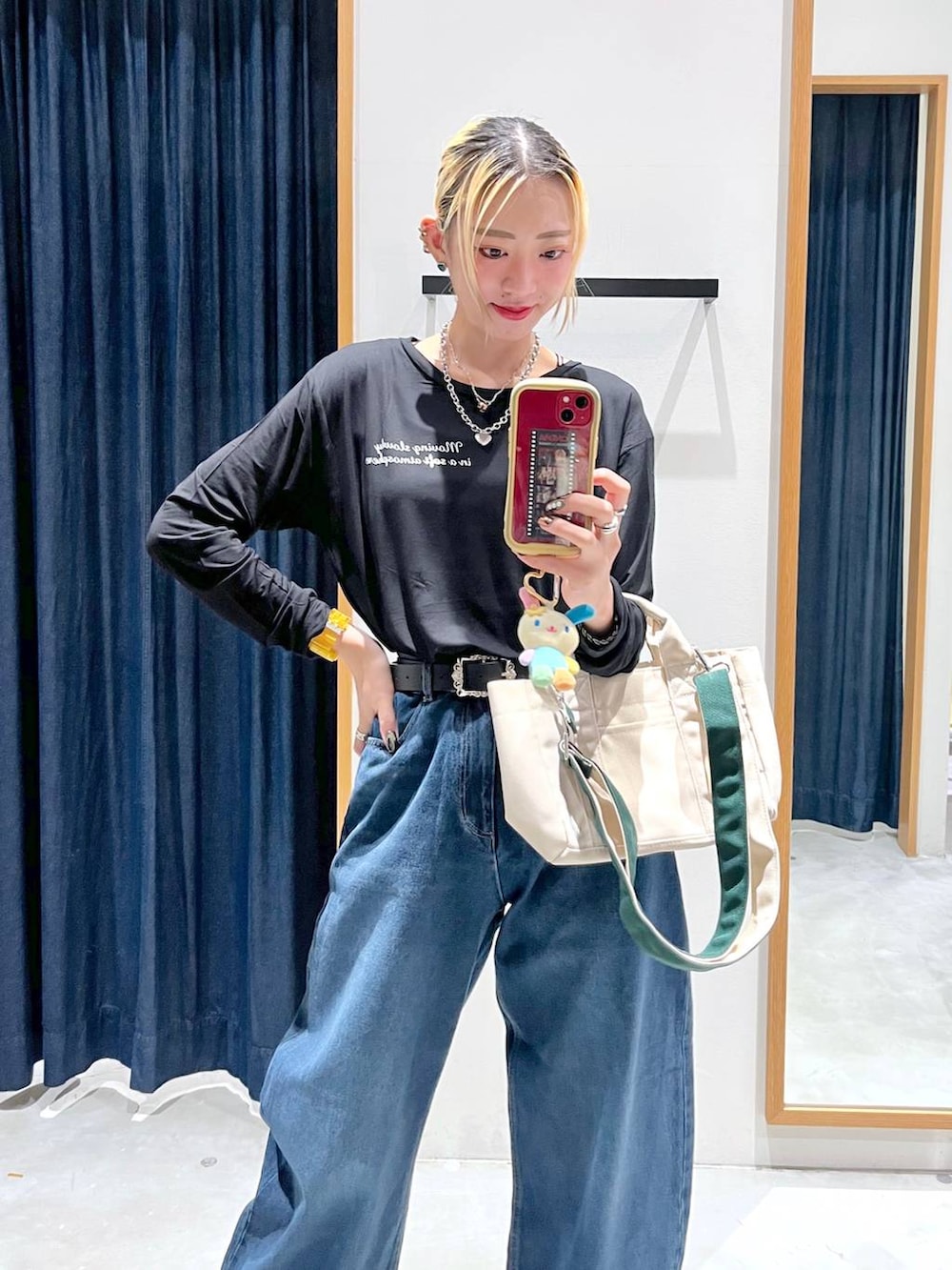 ブルー系のデニムパンツ、ブラック系のTシャツ/カットソー、シルバー系のベルトを着用したレディースの夏コーディネートの3枚目の写真