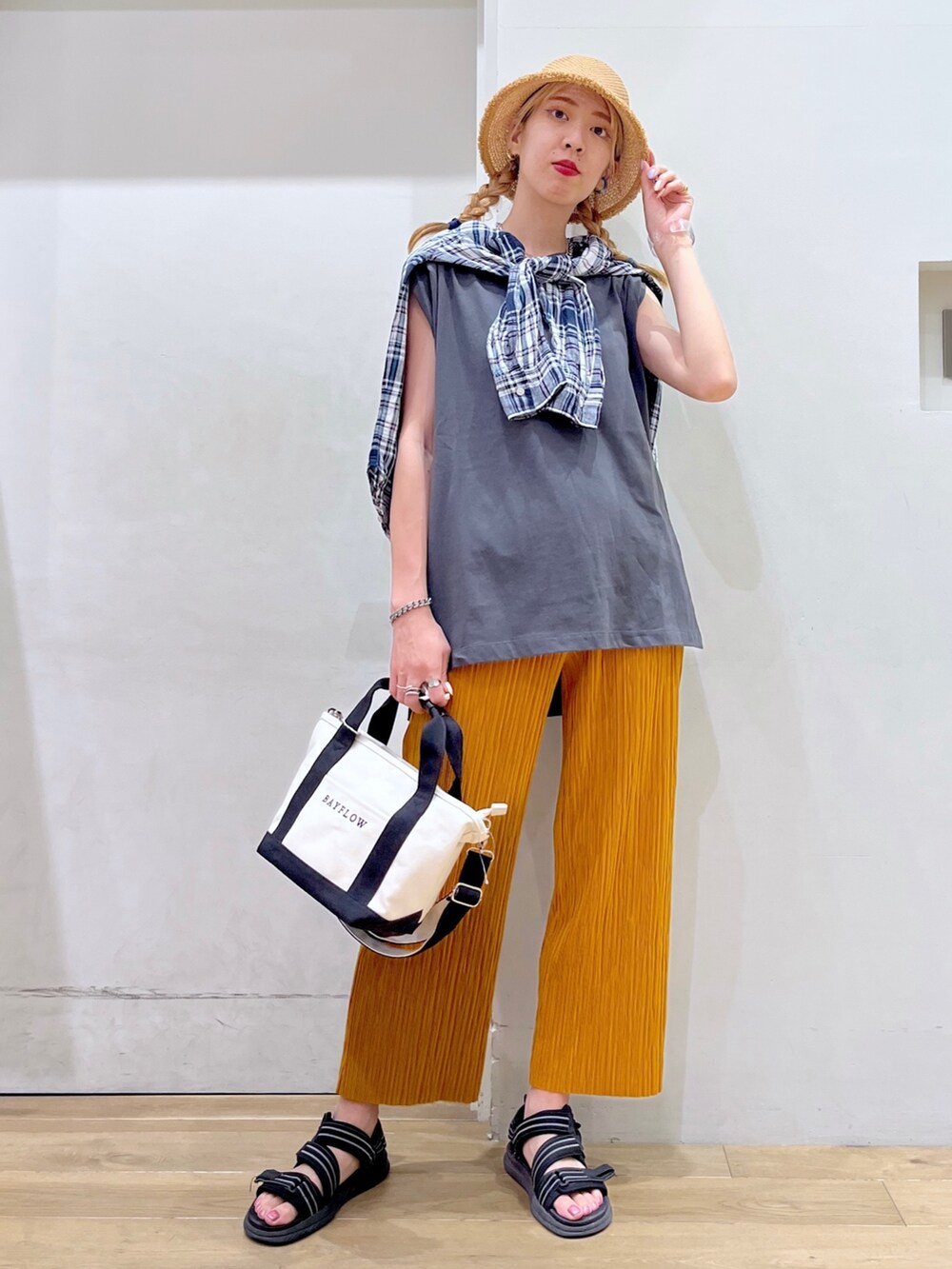 「BAYFLOW(BAYFLOW)、ハット、Tシャツ、ノースリーブ、チェックシャツ、チェック、トートバッグ、ショルダーバッグ、プリーツパンツ、サンダル、New Balance、春色、きれいめカジュアル、休日スタイル、ニューバランス」｜「BAYFLOWのフリンジザツザイハット（ハット、ベージュ系）」を使った、TAMUさん（レディース・171cm）の冬コーディネートの8枚目の写真