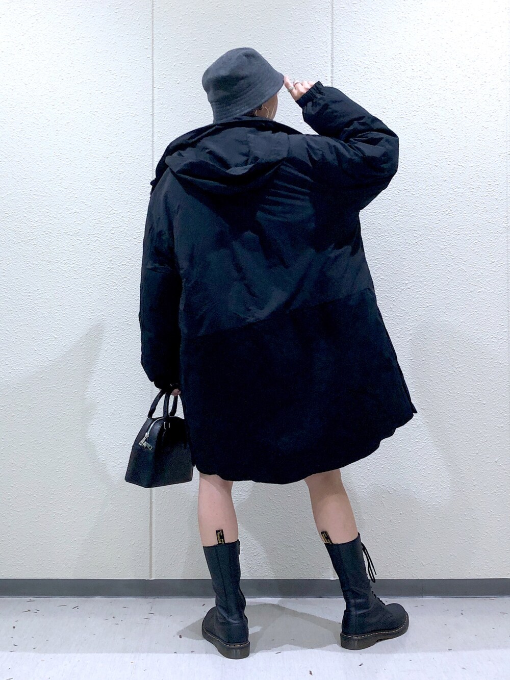 ブラック系のTシャツ/カットソー、ブラック系のブルゾン、ピンク系のその他パンツを着用したレディースの秋コーディネートの3枚目の写真