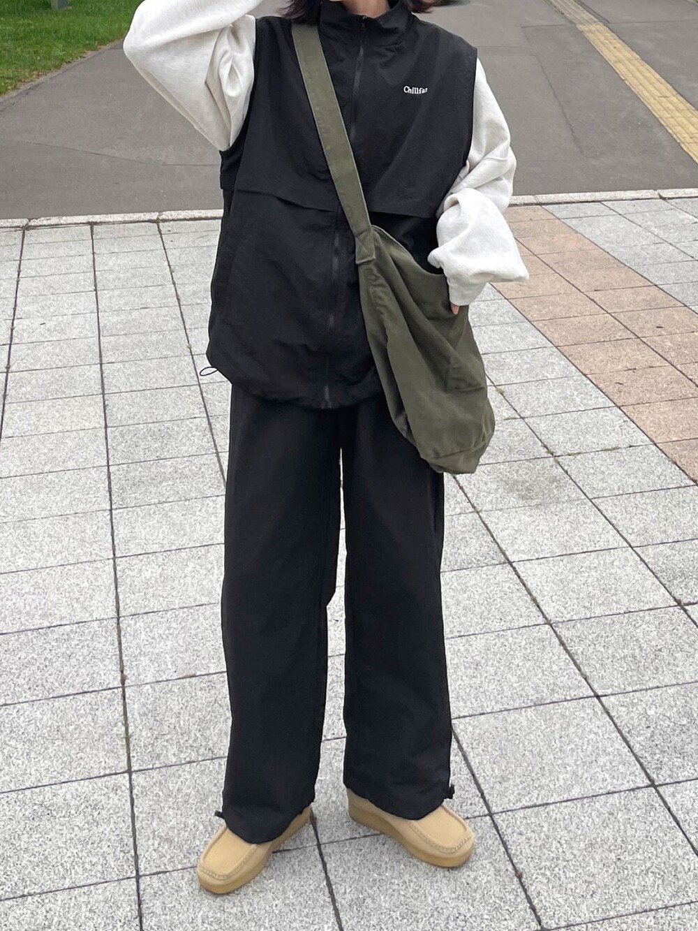 ブラック系のその他パンツ、ブラック系のベストを着用したレディースの秋コーディネートの2枚目の写真