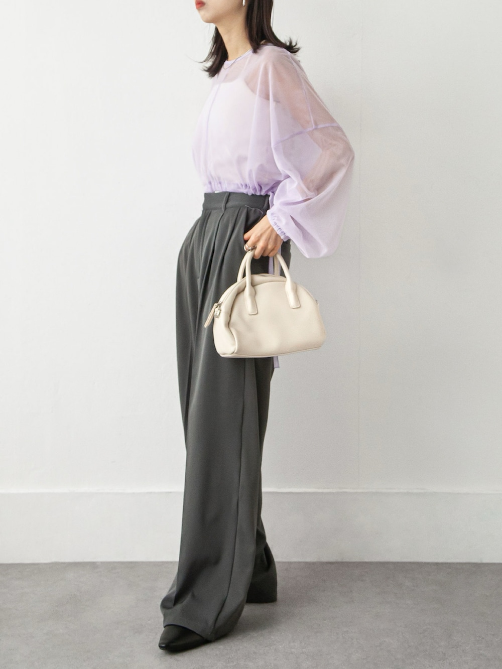 ピンク系のTシャツ/カットソー、グレー系のスラックスを着用したレディースの春コーディネートの2枚目の写真