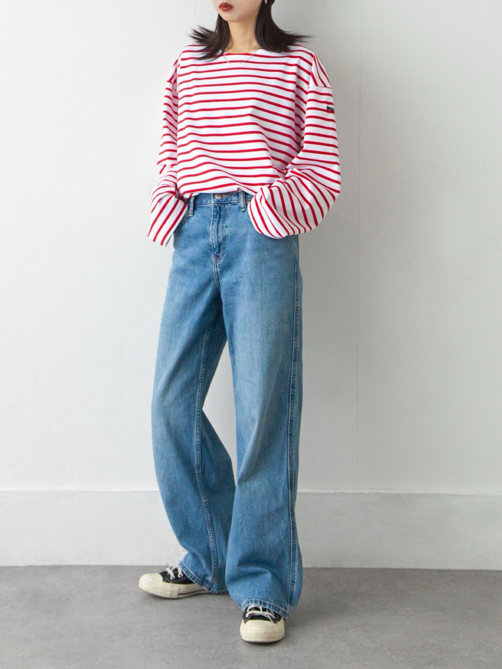 ホワイト系のTシャツ/カットソーを着用したレディースの春コーディネートの2枚目の写真