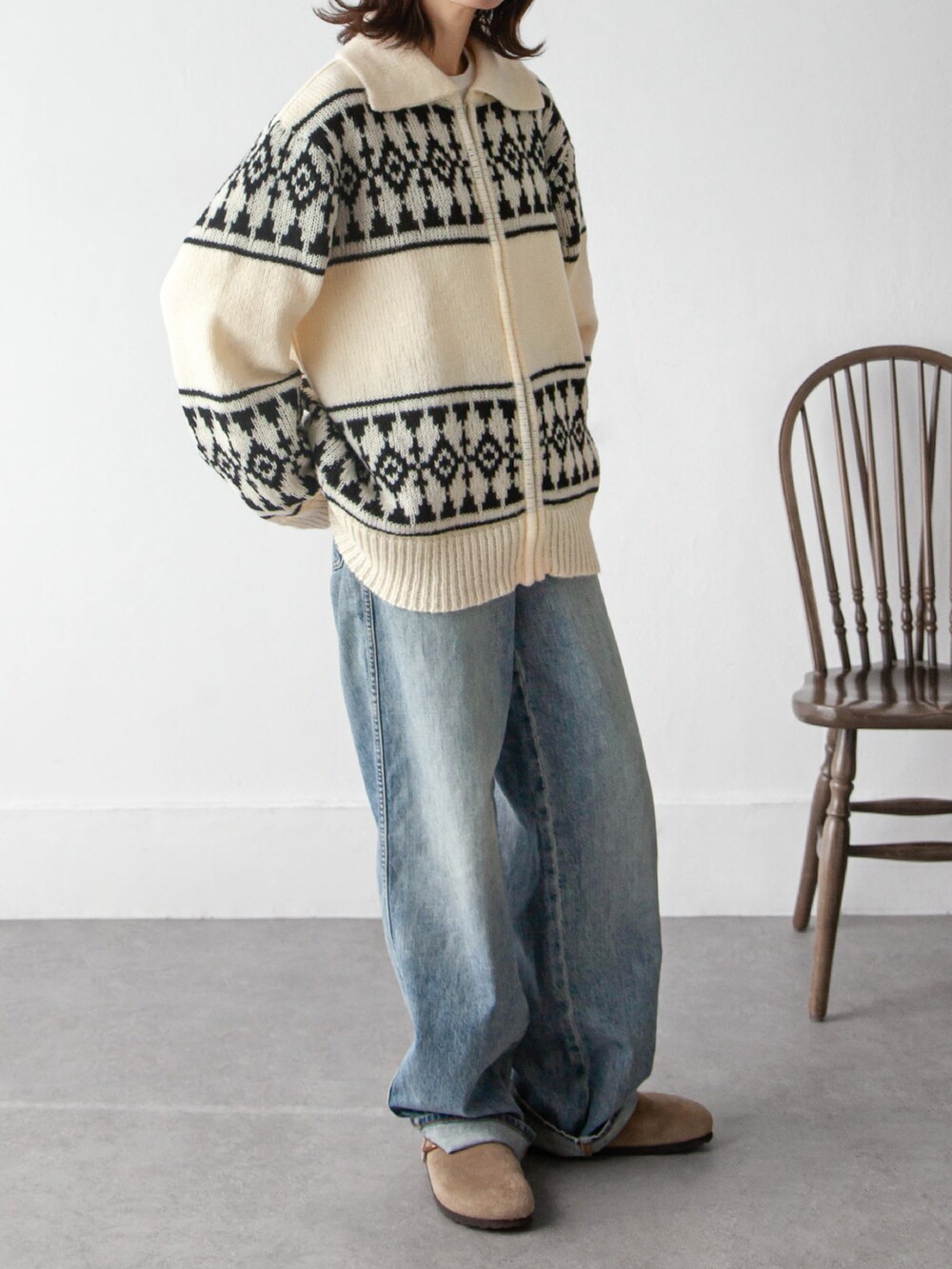 ホワイト系のカーディガン/ボレロを着用したレディースの秋コーディネートの2枚目の写真