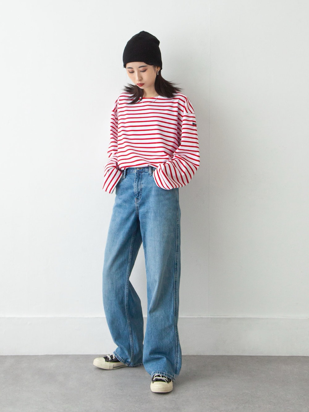 ホワイト系のTシャツ/カットソーを着用したレディースの春コーディネートの3枚目の写真