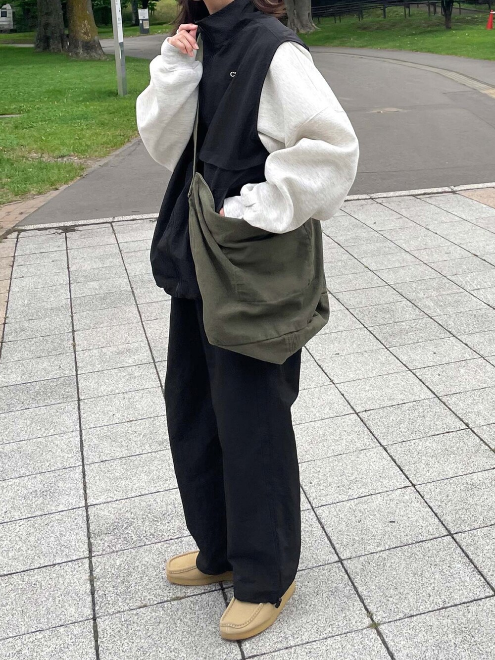 ブラック系のその他パンツ、ブラック系のベストを着用したレディースの秋コーディネートの3枚目の写真