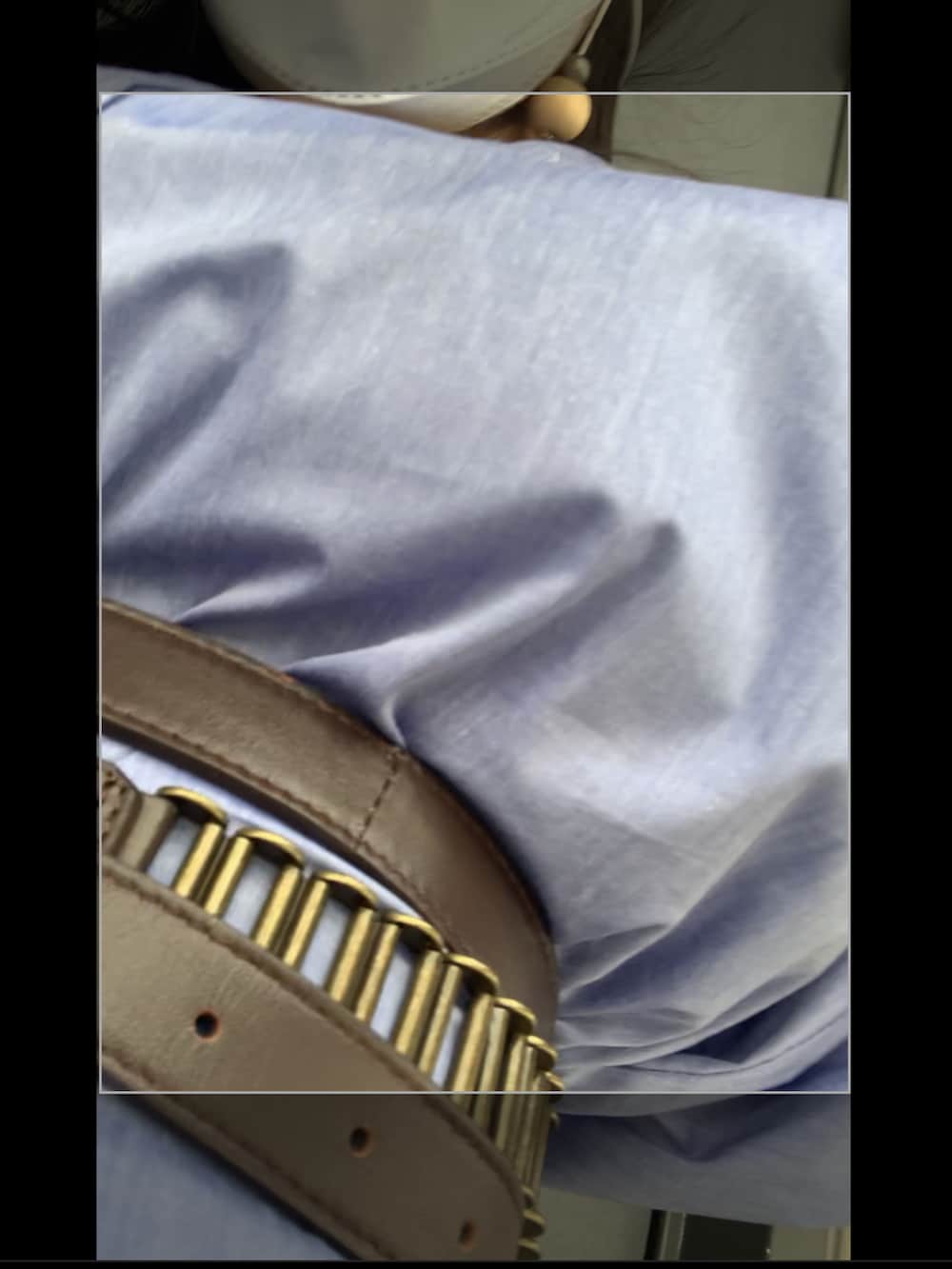 ブルー系のシャツワンピース、レッド系のブーツ、ホワイト系のパンツを着用したレディースの春コーディネートの2枚目の写真