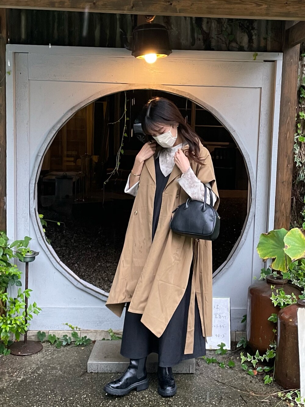 ブラック系のショルダーバッグ、ベージュ系のジャケット/アウター、ベージュ系のトップスを着用したレディースの秋コーディネートの2枚目の写真