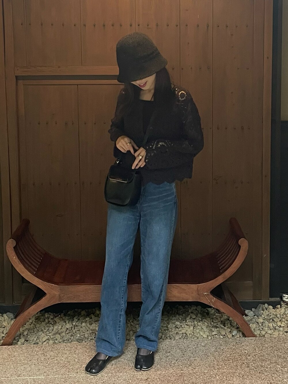 ブラック系のキャミソール、ブラック系のトップス、ブラック系のバッグを着用したレディースの夏コーディネートの2枚目の写真