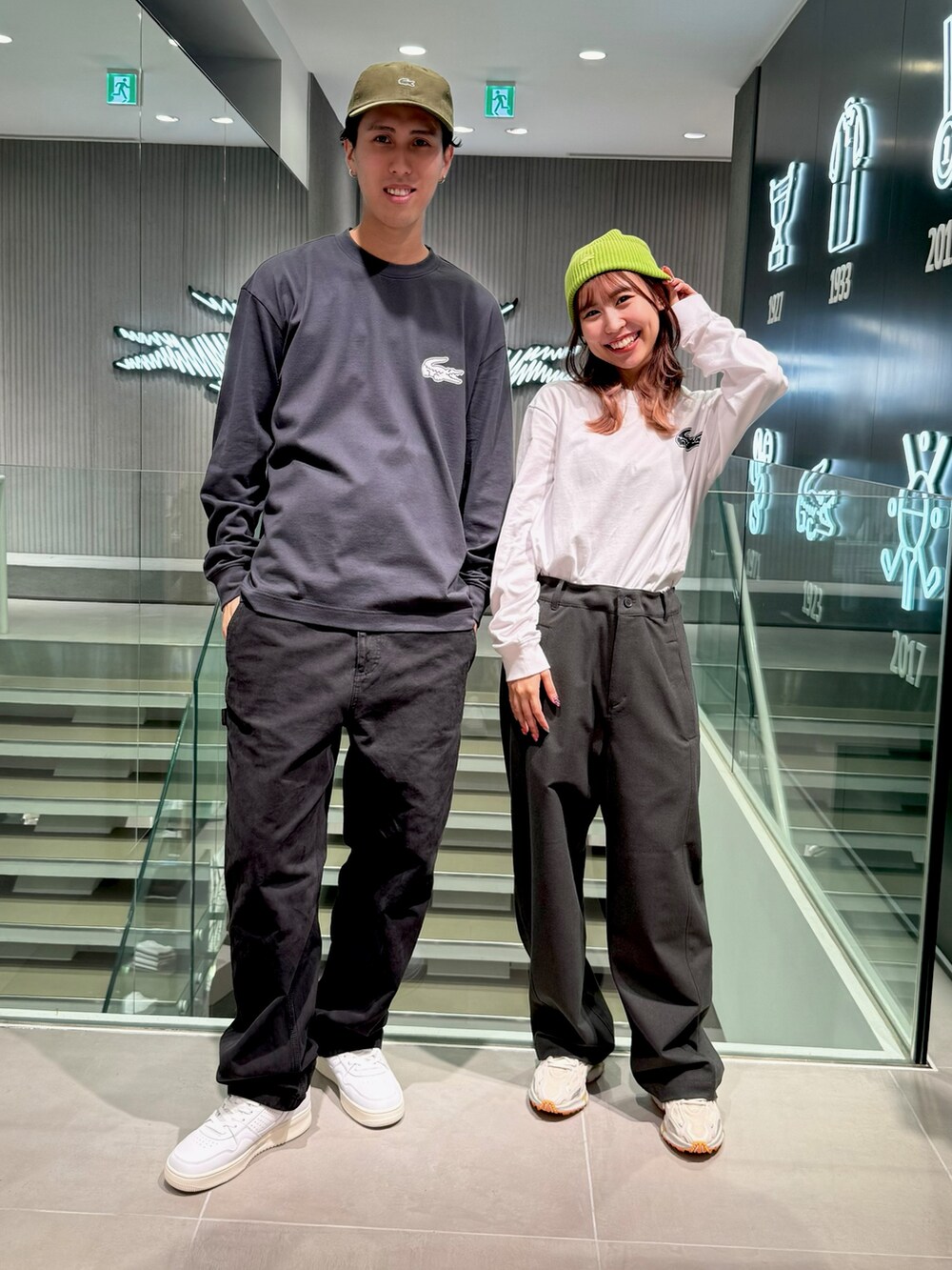 ホワイト系のTシャツ/カットソー、ホワイト系のスニーカーを着用したレディースの秋コーディネートの2枚目の写真