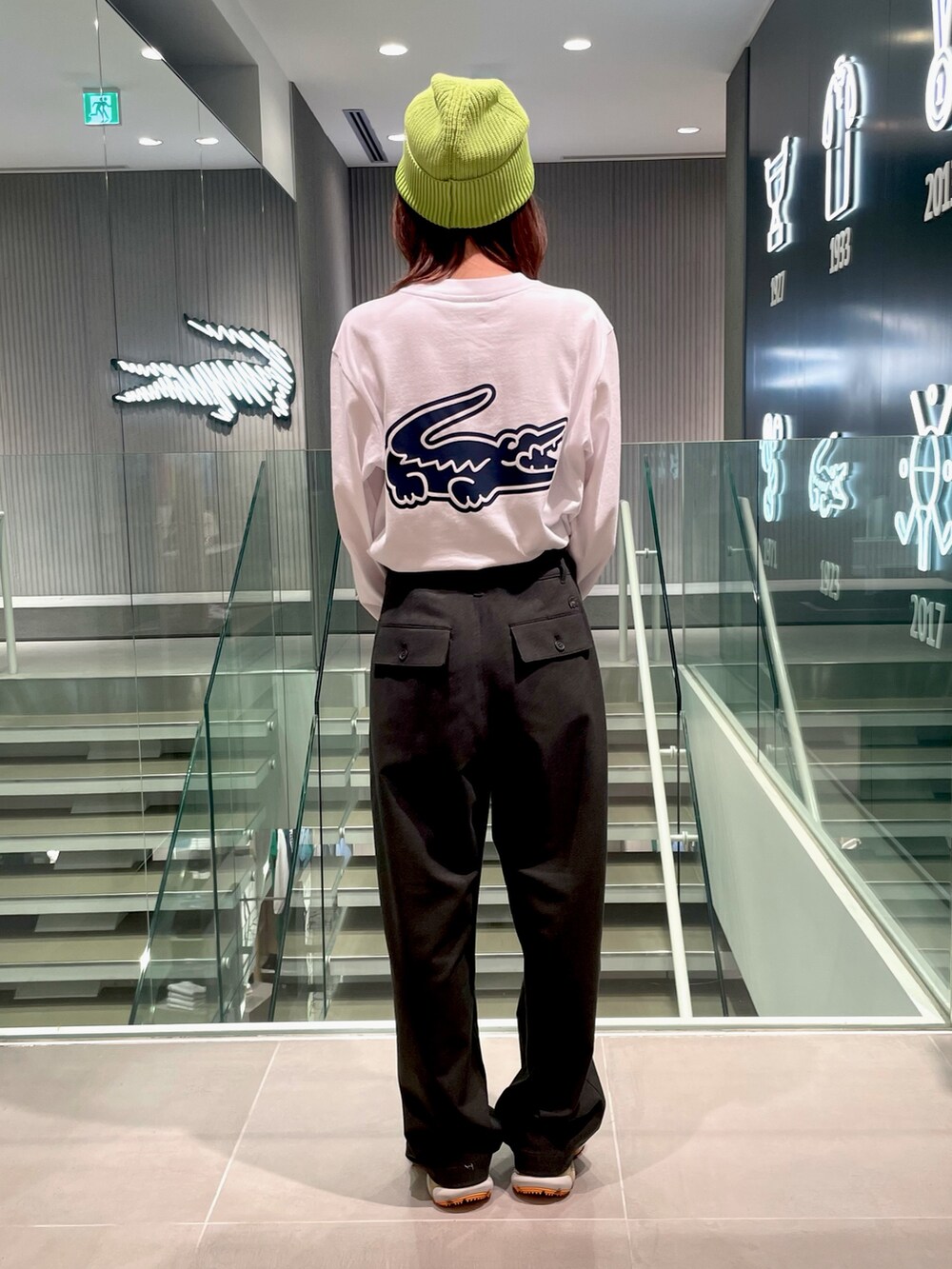 ホワイト系のTシャツ/カットソー、ホワイト系のスニーカーを着用したレディースの秋コーディネートの3枚目の写真