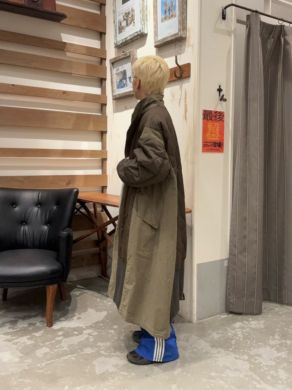 グリーン系のモッズコート、グレー系のニット/セーター、ブルー系のスウェットパンツを着用したメンズの冬コーディネートの2枚目の写真