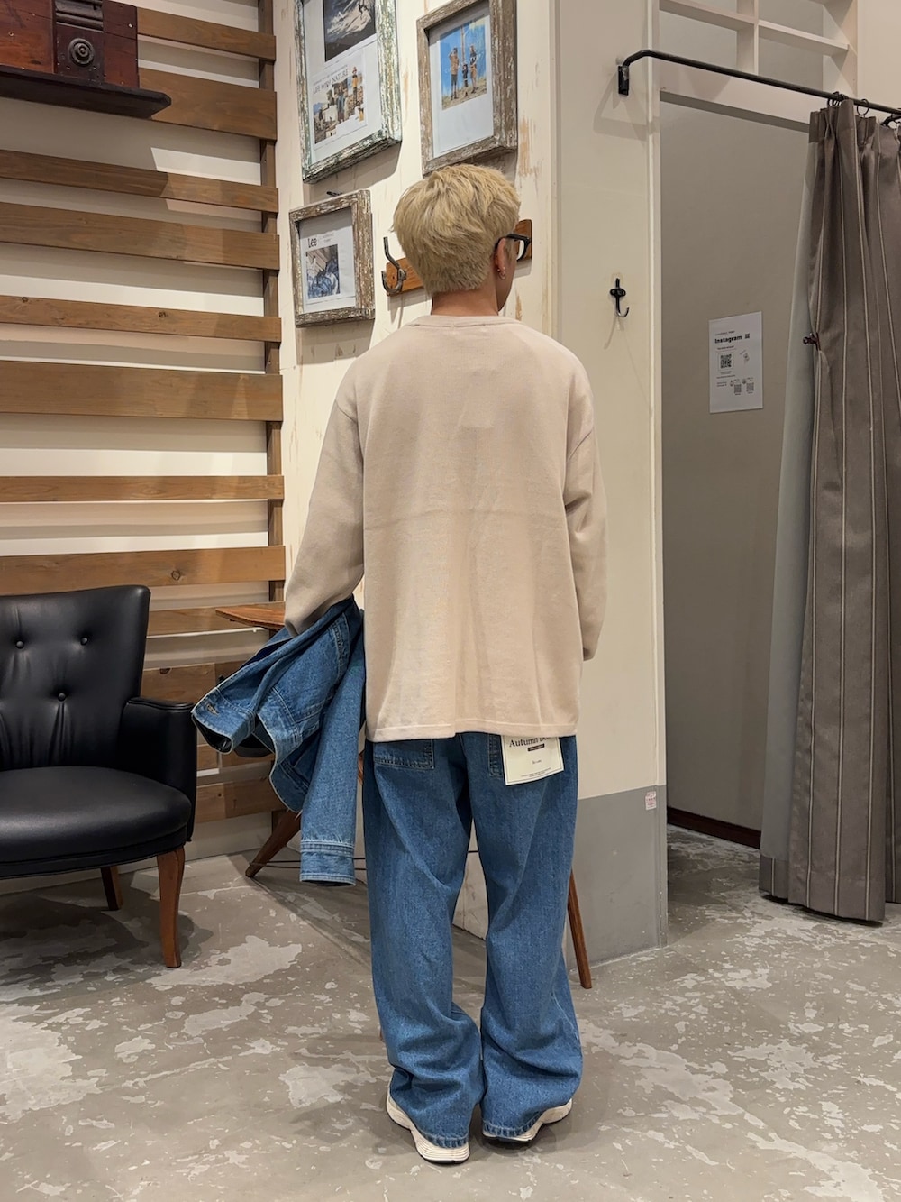 ブルー系のデニムパンツ、ホワイト系のニット/セーターを着用したメンズの秋コーディネートの3枚目の写真