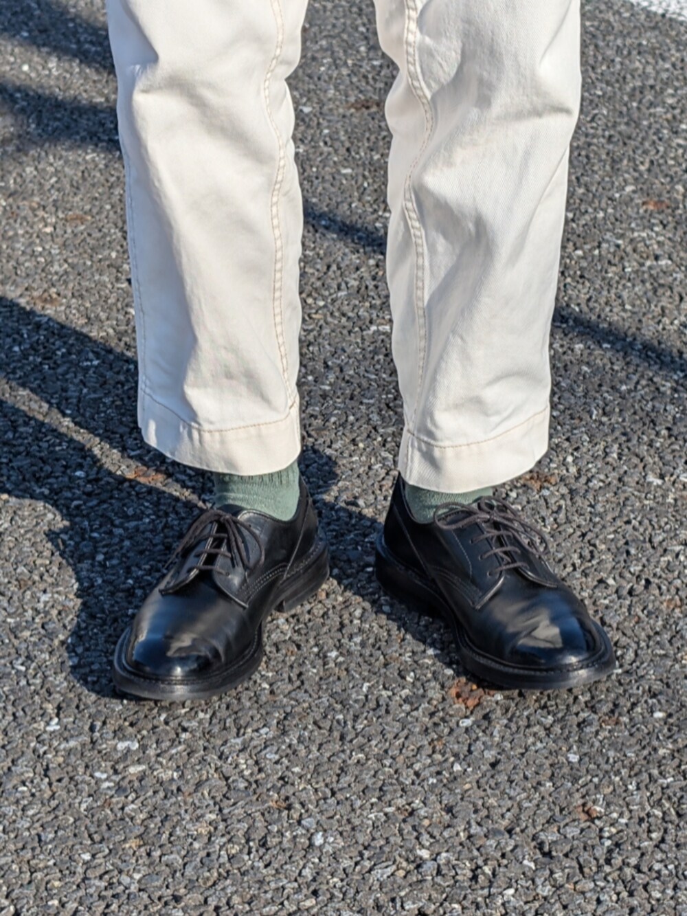 ホワイト系のチノパンツ、グリーン系のTシャツ/カットソー、グリーン系のシャツ/ブラウスを着用したメンズの秋コーディネートの3枚目の写真