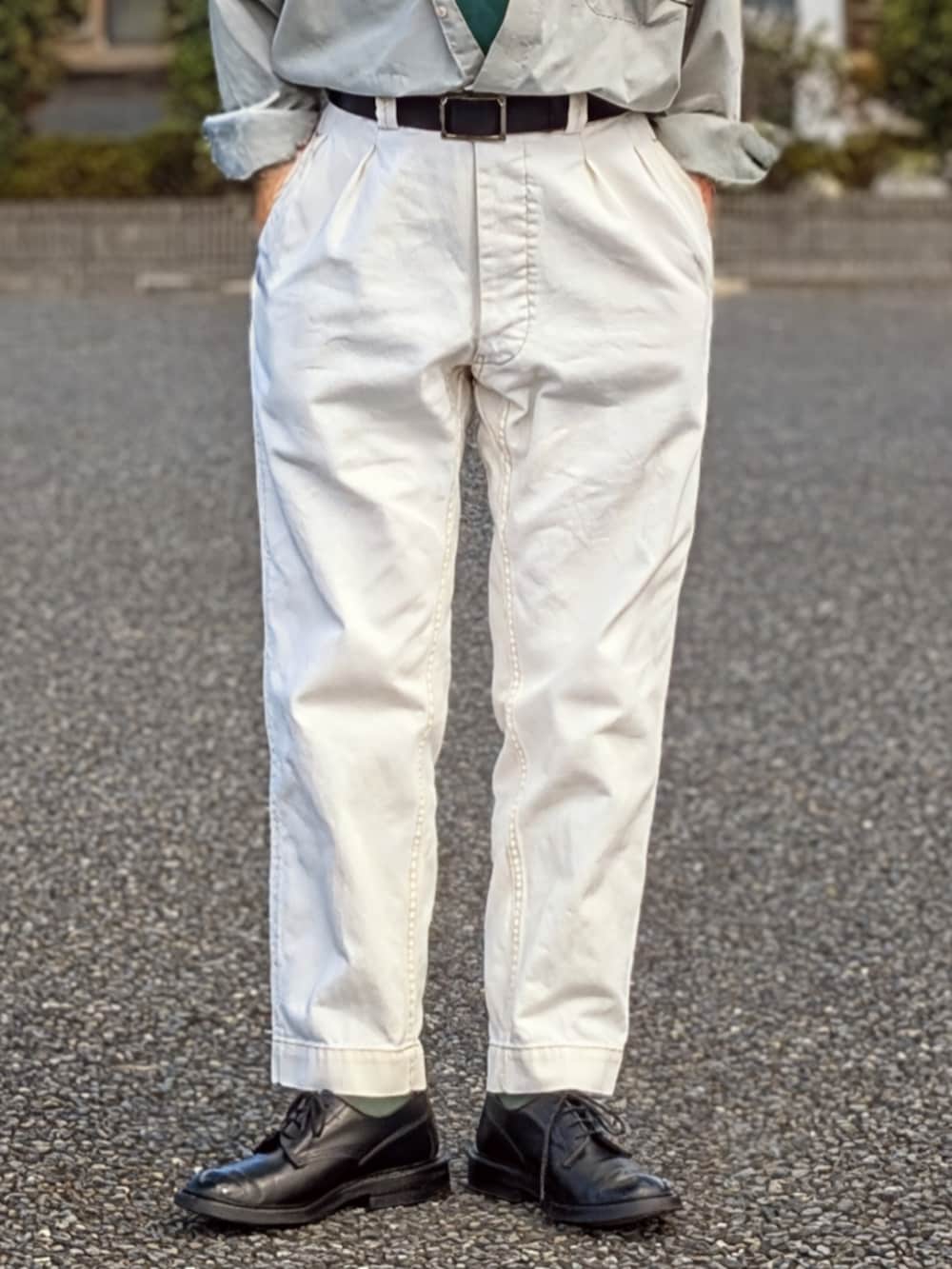 ホワイト系のチノパンツ、グリーン系のTシャツ/カットソー、グリーン系のシャツ/ブラウスを着用したメンズの秋コーディネートの2枚目の写真