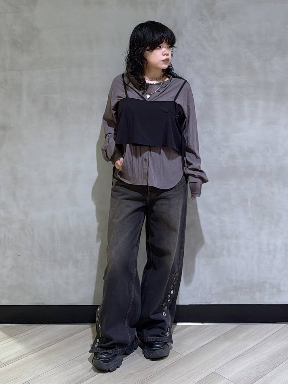 ブラック系のスニーカー、ブラック系のデニムパンツ、ブラック系のTシャツ/カットソーを着用したレディースの秋コーディネートの7枚目の写真