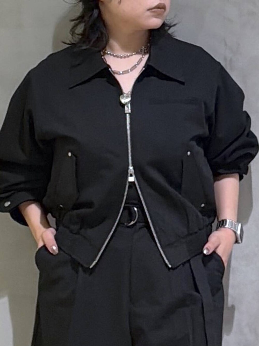 ブラック系のブルゾン、ブラック系のその他パンツ、ブラック系のブーツを着用したレディースの秋コーディネートの5枚目の写真