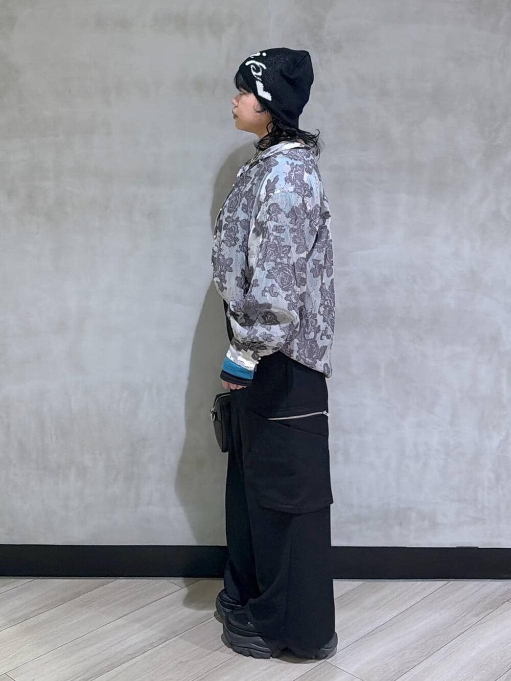 ブラック系のスニーカー、ブラック系のボストンバッグ、グレー系のTシャツ/カットソーを着用したレディースの春コーディネートの4枚目の写真