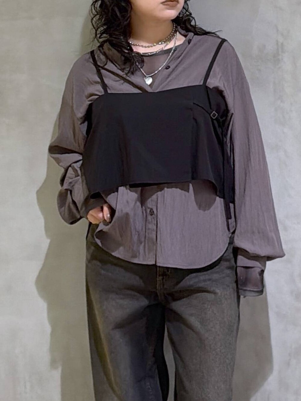 ブラック系のスニーカー、ブラック系のデニムパンツ、ブラック系のTシャツ/カットソーを着用したレディースの秋コーディネートの5枚目の写真