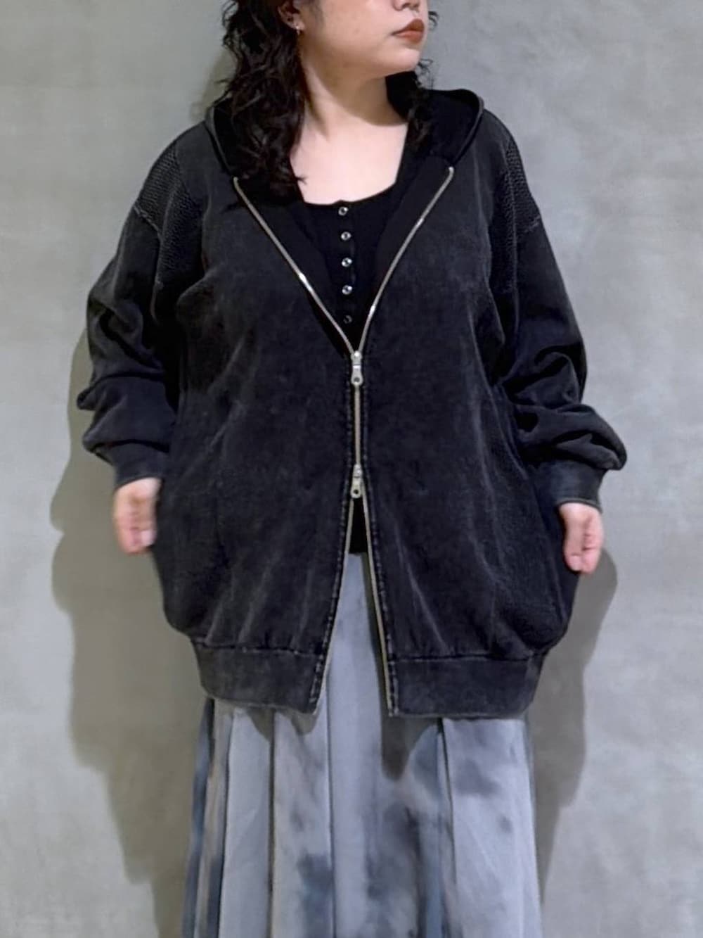 ブラック系のブーツ、グレー系のスカート、グレー系のパーカーを着用したレディースの夏コーディネートの5枚目の写真