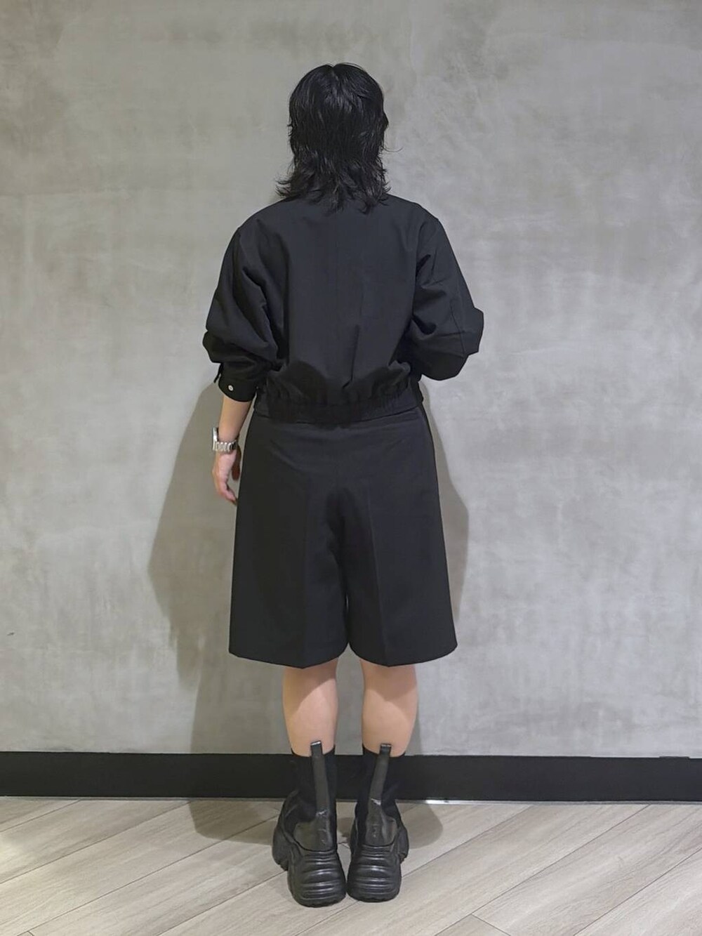 ブラック系のブルゾン、ブラック系のその他パンツ、ブラック系のブーツを着用したレディースの秋コーディネートの3枚目の写真