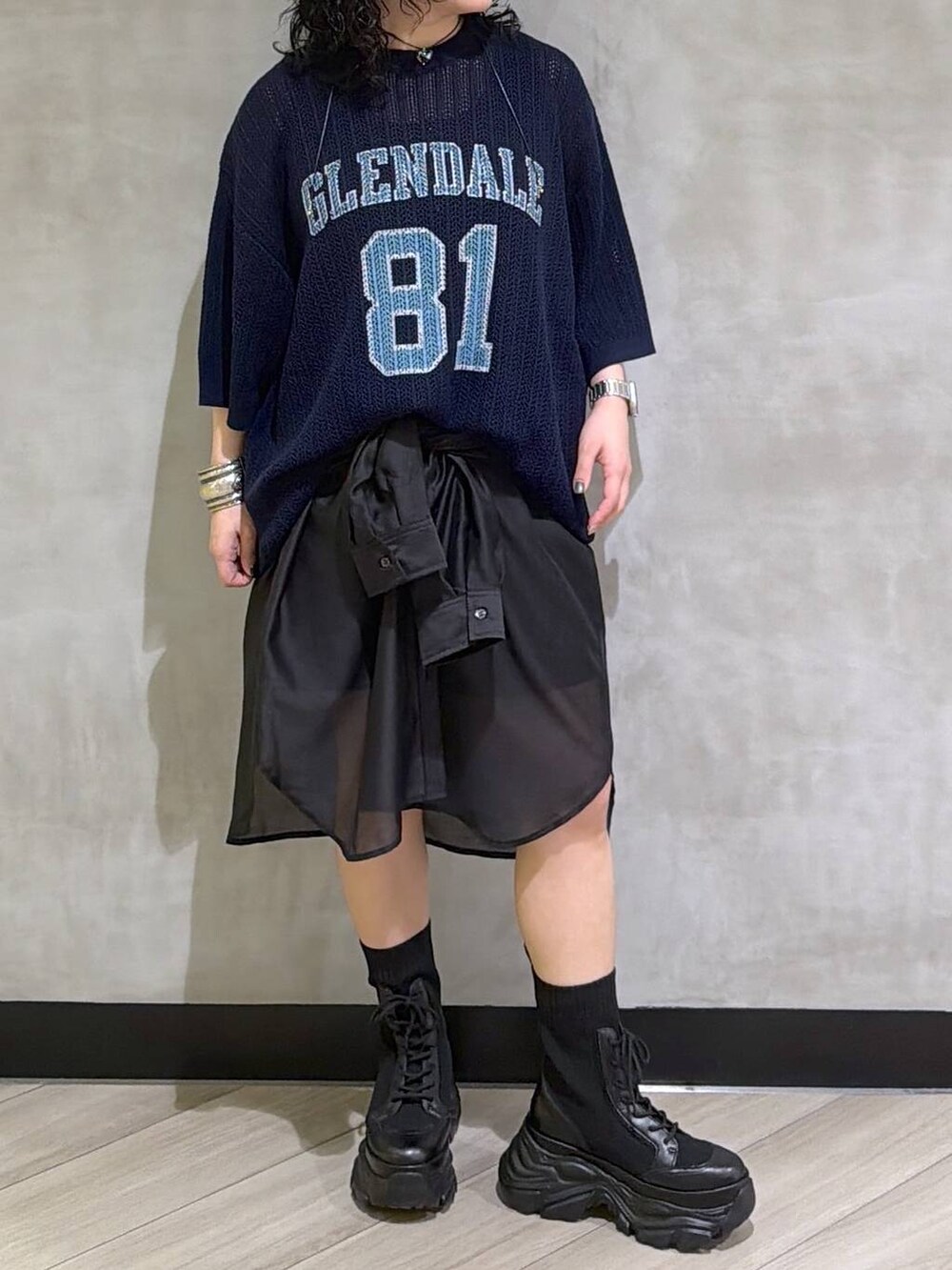 ブラック系のブーツ、ブラック系のその他パンツ、ブラック系のシャツ/ブラウスを着用したレディースの春コーディネートの5枚目の写真