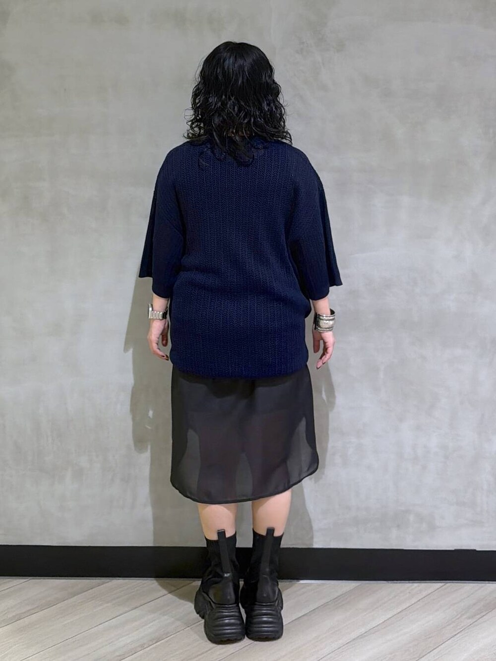 ブラック系のブーツ、ブラック系のその他パンツ、ブラック系のシャツ/ブラウスを着用したレディースの春コーディネートの3枚目の写真