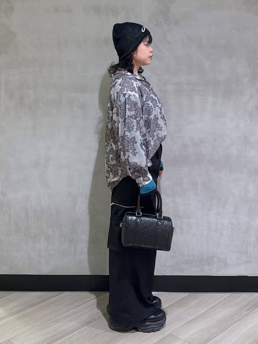 ブラック系のスニーカー、ブラック系のボストンバッグ、グレー系のTシャツ/カットソーを着用したレディースの春コーディネートの2枚目の写真