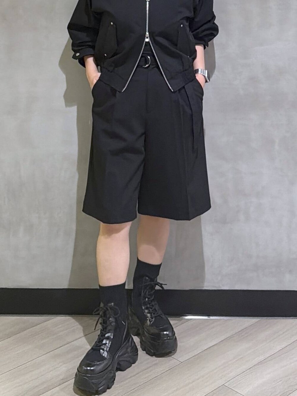 ブラック系のブルゾン、ブラック系のその他パンツ、ブラック系のブーツを着用したレディースの秋コーディネートの6枚目の写真