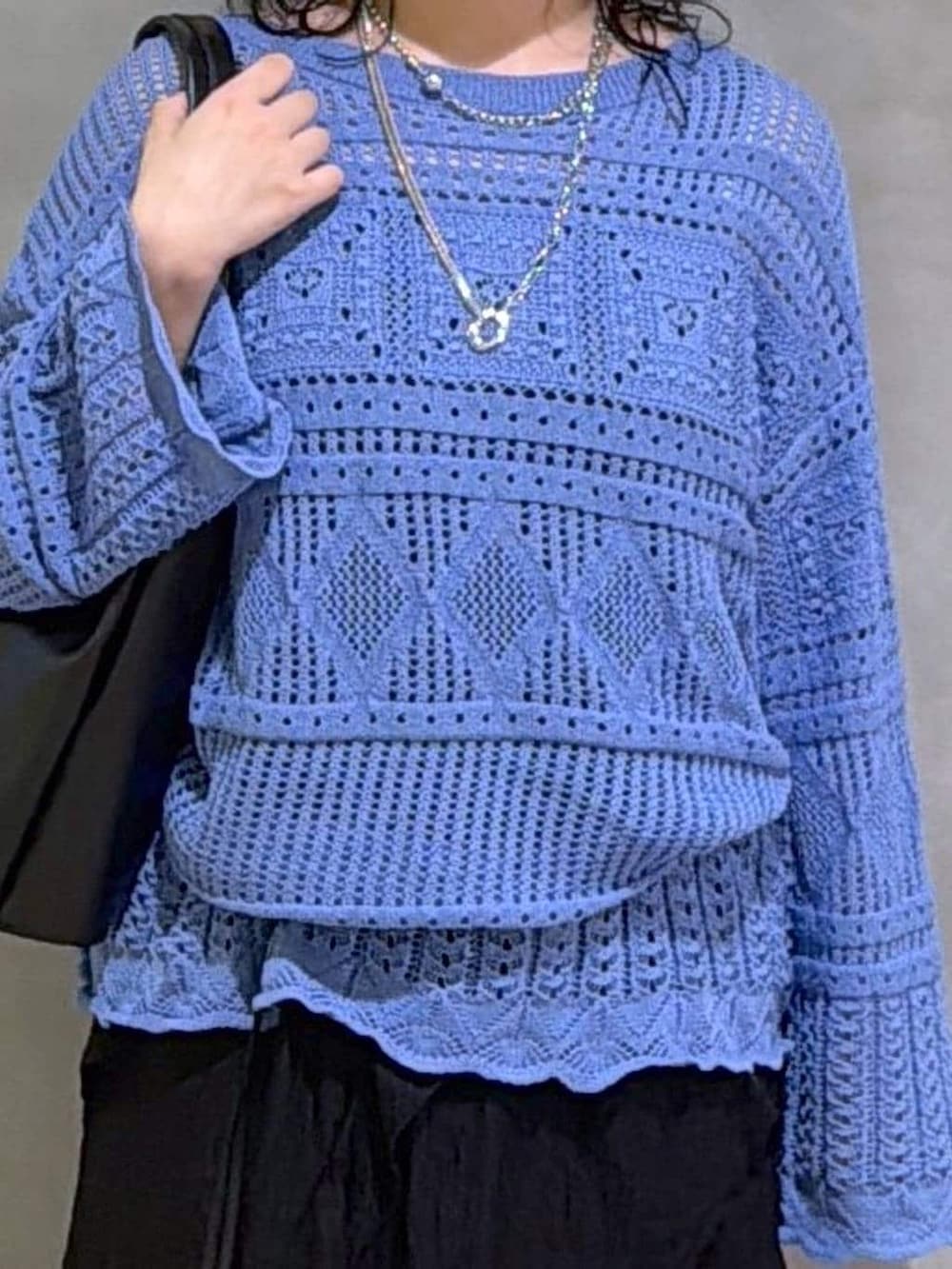 ブラック系のサンダル、ブラック系のトートバッグ、ブラック系のチュニックを着用したレディースの春コーディネートの4枚目の写真