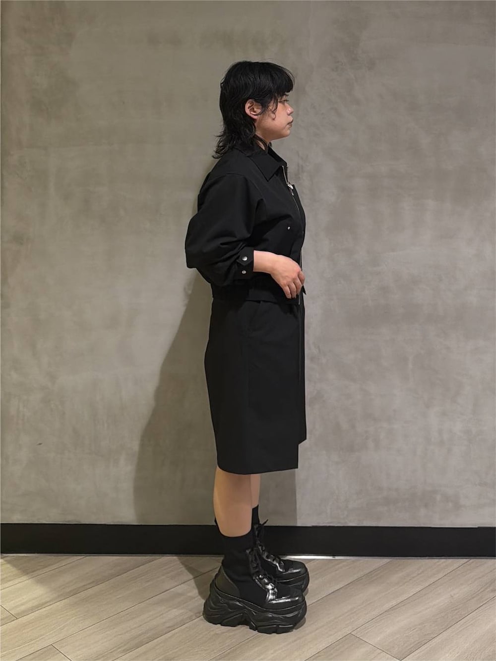 ブラック系のブルゾン、ブラック系のその他パンツ、ブラック系のブーツを着用したレディースの秋コーディネートの2枚目の写真