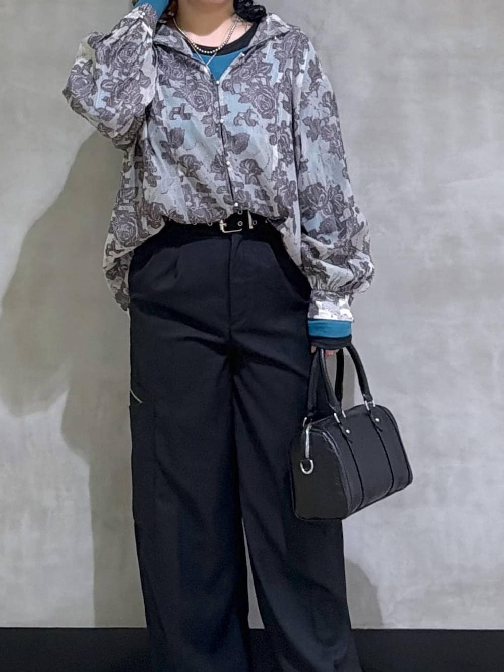 ブラック系のスニーカー、ブラック系のボストンバッグ、グレー系のTシャツ/カットソーを着用したレディースの春コーディネートの5枚目の写真