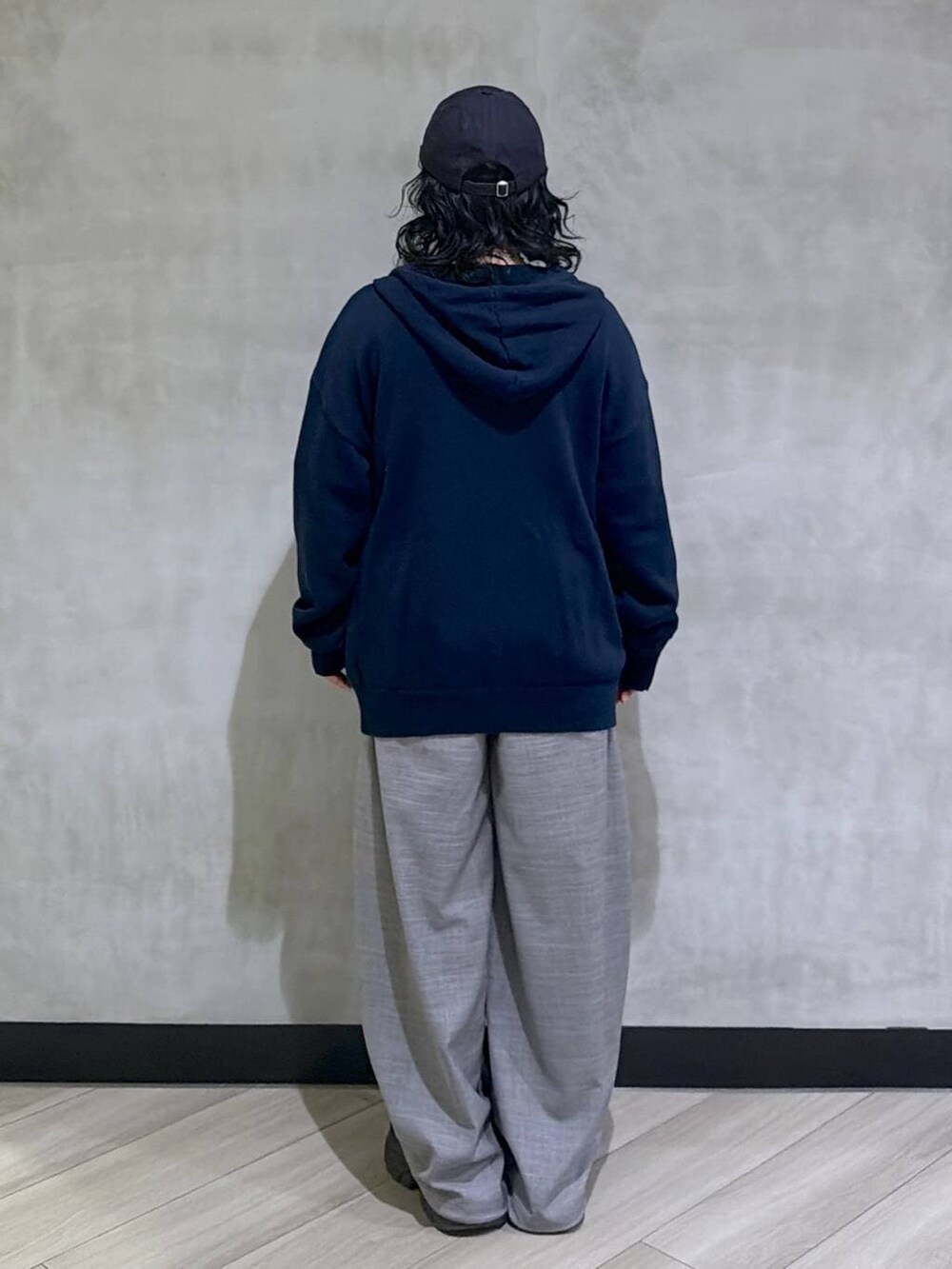 ブラック系のスニーカー、ブルー系のパーカー、ブラック系のTシャツ/カットソーを着用したレディースの冬コーディネートの3枚目の写真