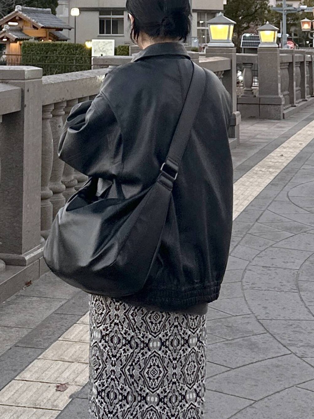 ブラック系のブーツ、ブラック系のブルゾン、グレー系のスウェットを着用したレディースの冬コーディネートの2枚目の写真